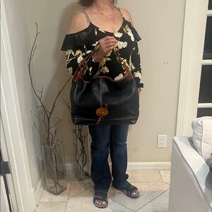 Gorgeous Dooney and Bourke leather purse